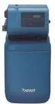 BWT Weichwasseranlage in Blau mit Bedienfeld und Display. Oben befindet sich eine Öffnung, seitlich ein Wasseranschluss. Geeignet für die Wasseraufbereitung.
